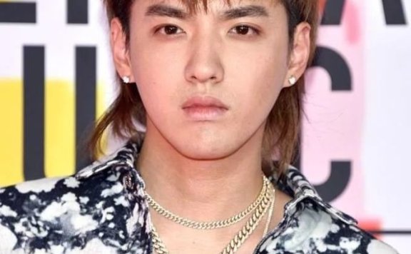 服装发型都不适合,被拍成“矮子乐”依然帅,吴亦凡是颜高没错了