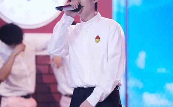 朱一龙可盐可甜的白衬衫你穿就成老干部画风?原因是…