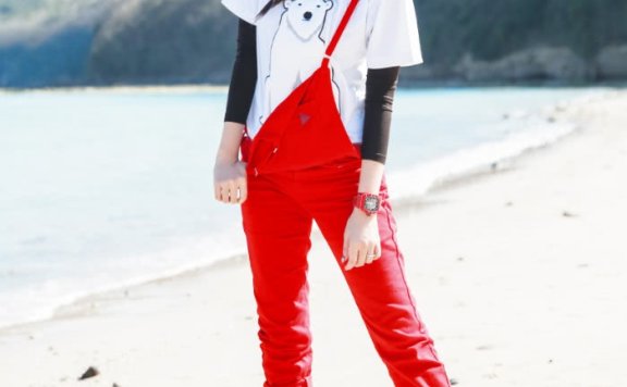 安以轩离开性感深V裙,穿背带裤年轻到18岁