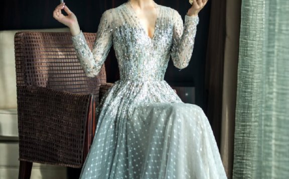 殷桃造型性感大方,一身连衣裙气场全开,但最大的亮点却是发际线