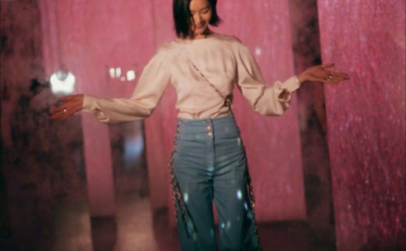 刘雯私服穿条纹衬衫,配破洞牛仔裤,这样的秋日look你爱吗?
