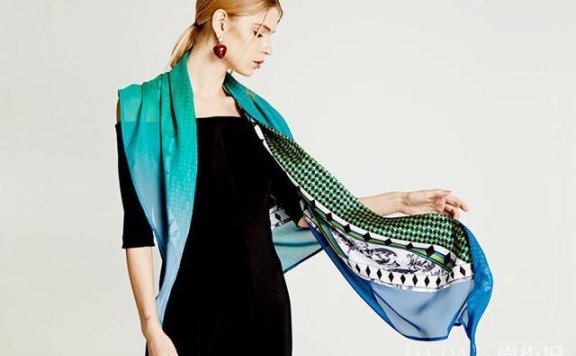 早秋这样挑选丝巾,点燃造型温婉又迷人