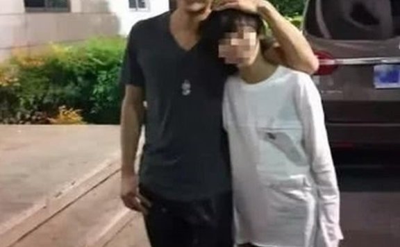 谢霆锋做回合格父亲,学校探望大儿子,父子首次亲密合影