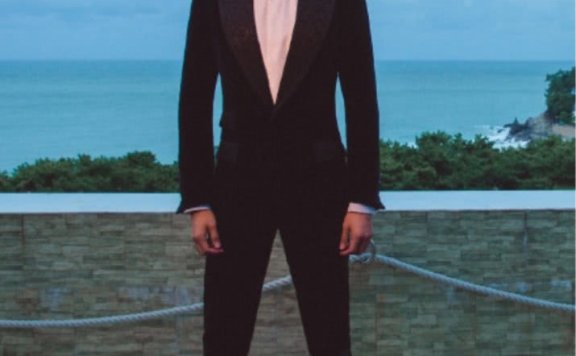 23岁张铭恩穿暗纹西装真帅气，27岁李现也爱穿，谁更胜一筹？