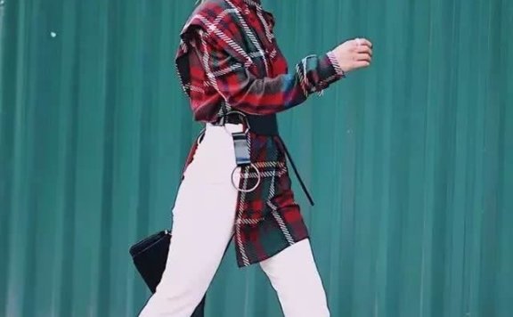 别再说格纹老土了,现在就让你的秋装美出“格”!