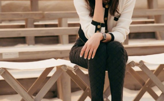 张钧甯白色西服搭配休闲裤,秒变18岁少女