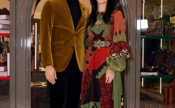 刘嘉玲与姚晨撞衫，同一条长裙，只凭一根围巾看出差距