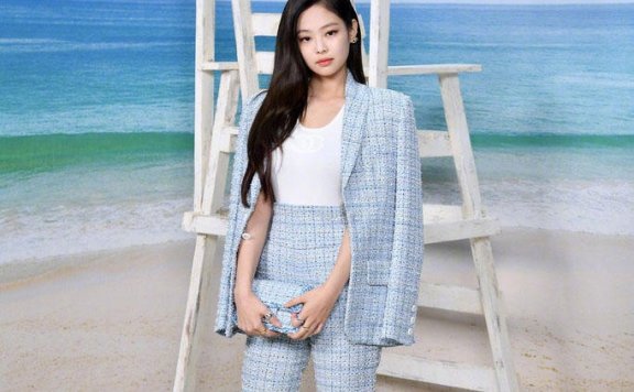 金智妮穿格纹西装腰肥肩粗孕味足,网友:“人间香奈儿”长这样?