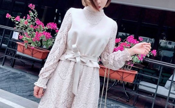 能驾驭蕾丝裙的女人才算有女人味!温柔细腻+层次感成为今年秋冬爆款典范