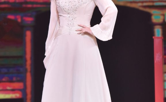 50岁翁虹T台走秀,穿抹胸长裙唯美飘逸,比20岁小姑娘还年轻