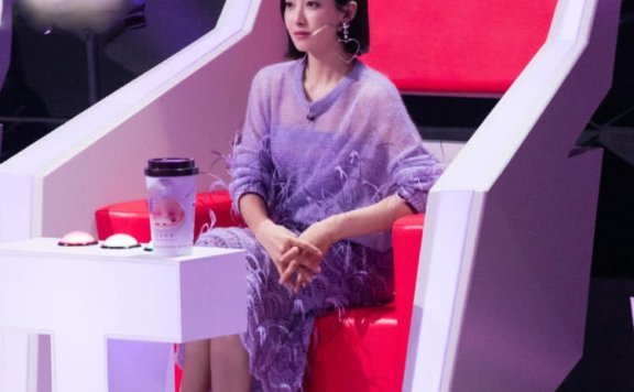 宋茜玩新花样,裙子上插羽毛,居然美出新高度