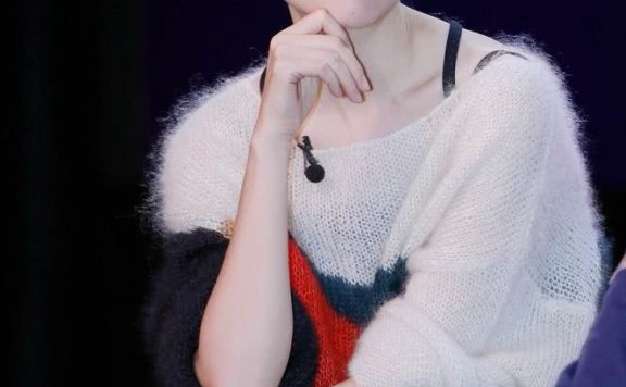 董洁剪刘海至少减龄20岁,扎低马尾穿百褶裙,少女感惊艳!