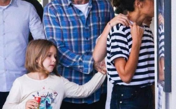 贝克汉姆全程牵手,吃货小七手拿棒冰,穿红裙侧颜太仙太美了