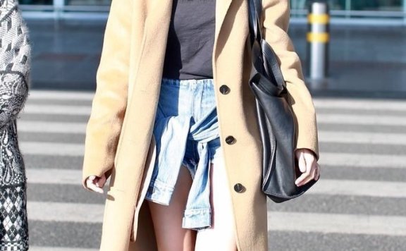 陈妍希驼色大衣配超短裤,当看到她露出的腿后我无语了