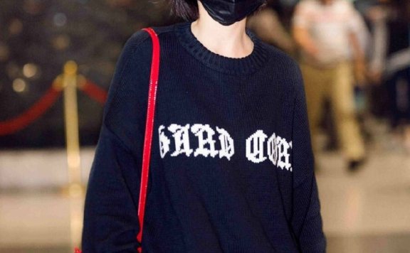 袁姗姗机场街拍,针织衫配短裤性感又甜美