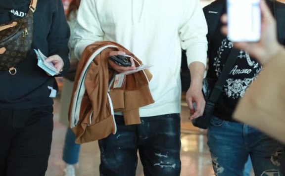 黄景瑜卫衣外面套假两件风衣,潮到起飞