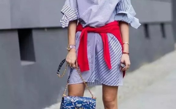 大家都有的条纹衬衫,在今年秋天怎么穿搭才时尚?