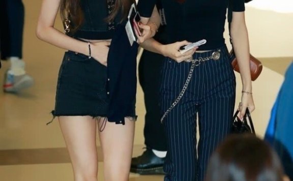 BLACKPINK全团反季穿搭，羽绒服也遮不住小姐姐S型身材