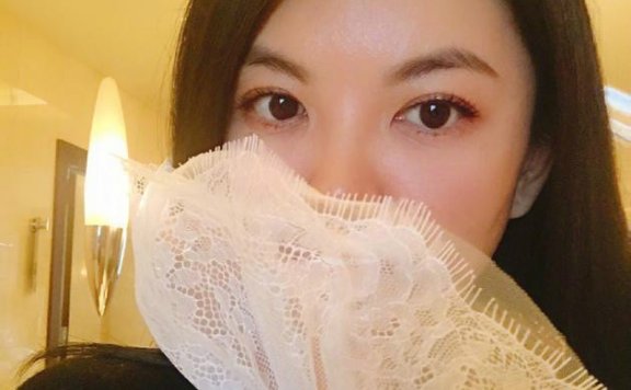 李湘懒理王岳伦酒店风波 晒自拍皮肤娇嫩气色好