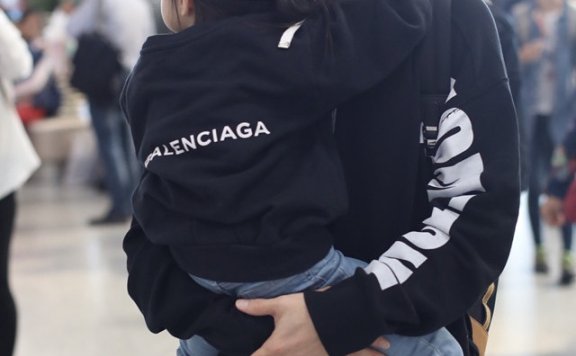 李承铉带女儿现身机场,lucky身上穿的衣服亮了