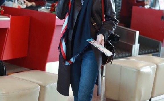 梅婷机场又穿皮大衣，换条裤子美得不一样，被她的好气质征服了！