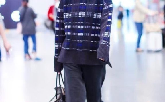 宋茜李溪芮同穿“花毛衣”,搭配紧裤子与拖鞋,谁更时髦?