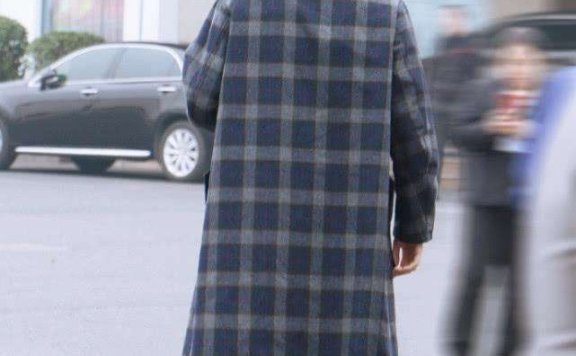 胡一天真不愧是大长腿,穿这种长款大衣超级有范儿,被帅到了!