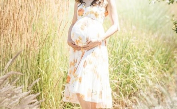怀孕只能穿孕妇装?看钟嘉欣用连衣裙遮肚皮,怀孕也能美美滴