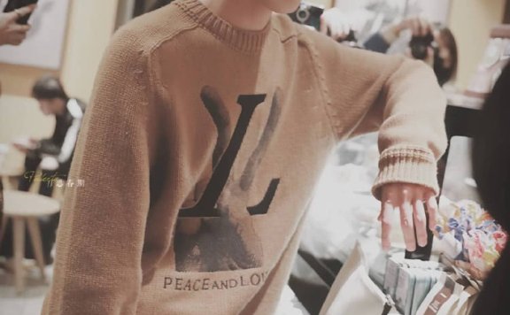 朱正廷丢掉偶像包袱, 不戴帽子露寸头,美男变硬汉