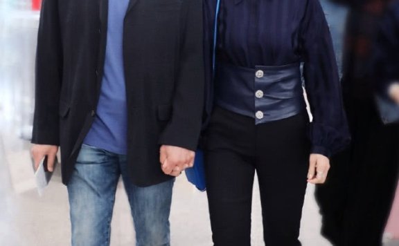 64岁赵雅芝与老公3套同色穿搭亮相,幸福满面,奶奶情侣装真美