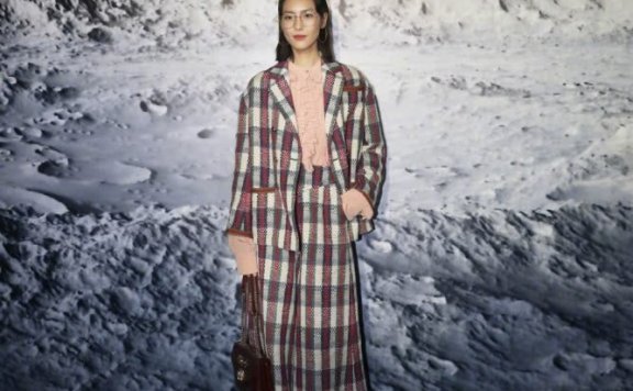 刘雯与程晓玥同穿格纹套装,超模与网红的搭配,差别真大