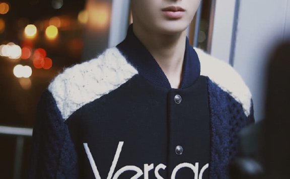 朱正廷头发剪短了,时尚感不减,穿拼接外套潮到起飞!