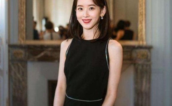 京东老板娘章泽天开始浓妆艳抹,画风突变