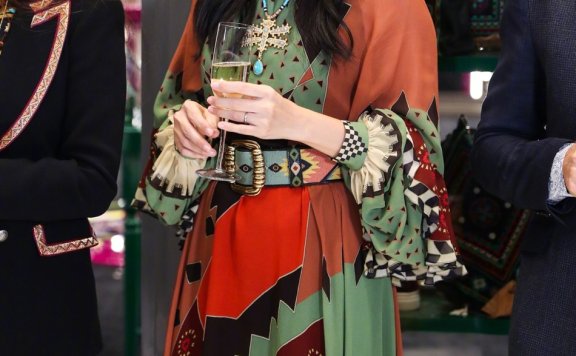 53岁刘嘉玲撞衫39岁姚晨，系丝巾让她输了身材，却靠气场扳回一局