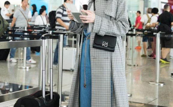 梁洛施晒美照,剪刘海清纯似少女,真不像三个孩子的妈