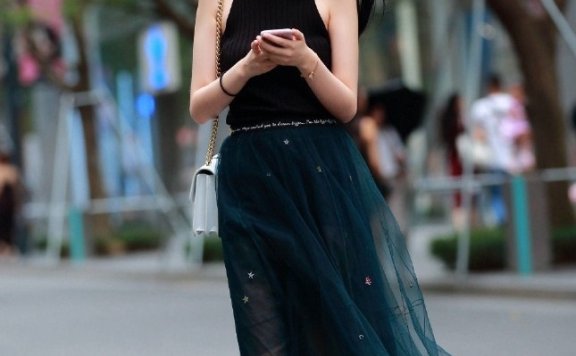 国内街拍:一条包臀裙居然能穿的这样美!