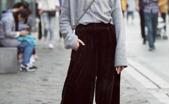 气质温婉的短裙美女，只用一条动感短裙就穿出了时尚感