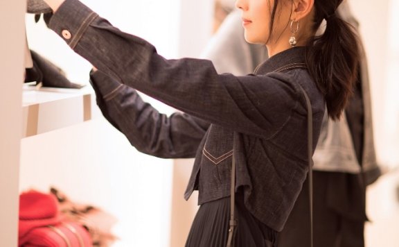 董洁出席品牌活动造型曝光 秋冬搭配气质典雅