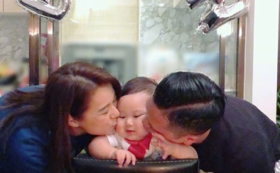 胡杏儿晒儿子一岁生日照,网友:心被萌化了