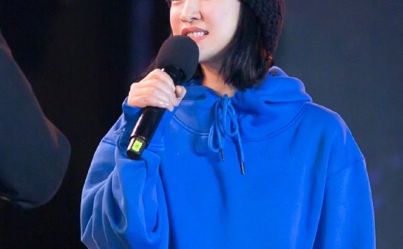 周迅格纹大衣配绿色紧身裤,耳环成最大亮点