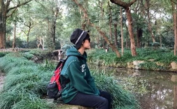 孙俪出席活动只穿这双高跟鞋,私服换上这双鞋,更瘦更年轻了!