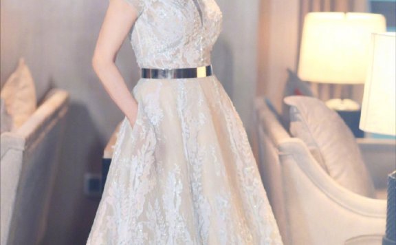 赵雅芝穿白色V领连衣裙优雅大方