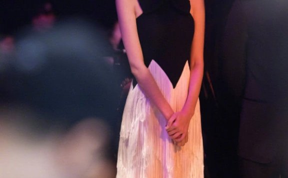 奚梦瑶戴了只鱼骨头耳环,衣服穿得比两年前保守