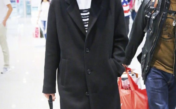 林彦俊机场街拍,穿风衣英姿飒爽