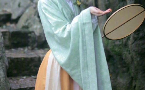 留起长发的徐娇还是“汉服控”,搭配“现代包”古今结合厉害了!