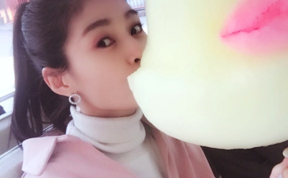 王媛可晒与“小黄鸭”合影 网友:纯妃娘娘也要加油鸭
