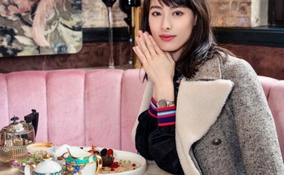 梁洛施晒美照,剪刘海清纯似少女,真不像三个孩子的妈!