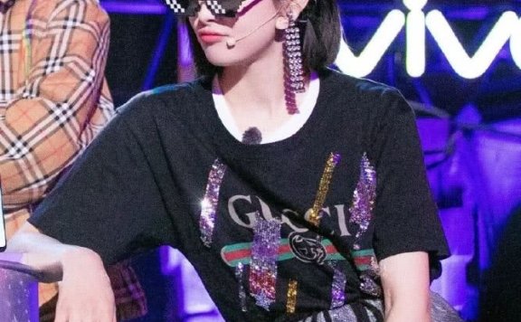 墨镜怎么戴才时尚?看看宋茜的示范!挡不住眼睛才是最酷的戴法