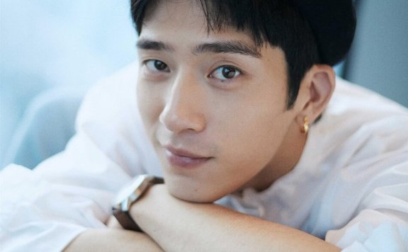 井柏然文艺写真曝光 白衬衫显轻熟男魅力