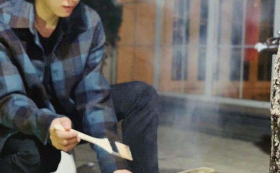 李易峰假期最后一天烤串儿 被称最帅烧烤师傅